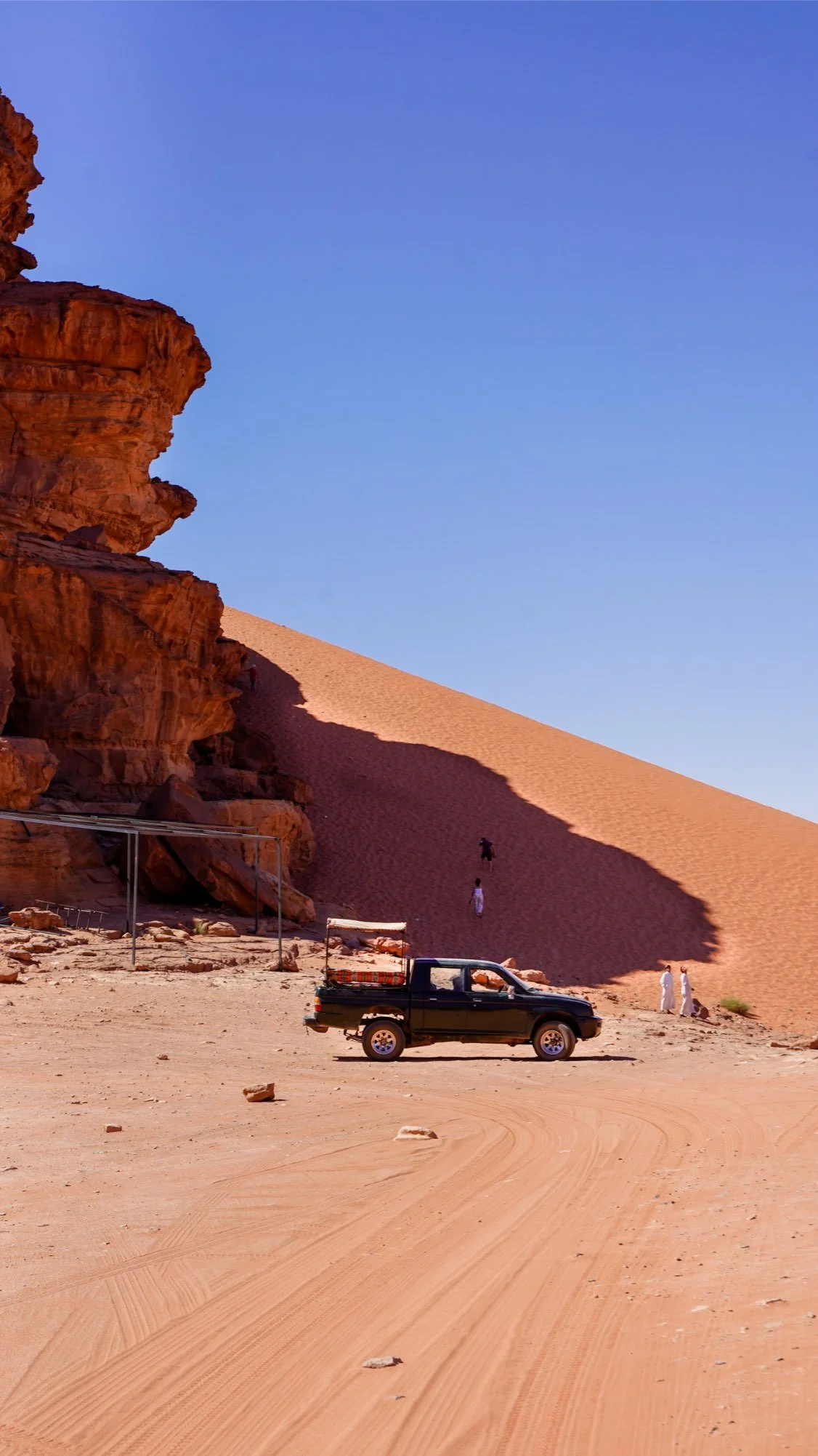 wadi-rum-jordania-nocleg-samochod-na-pustyni