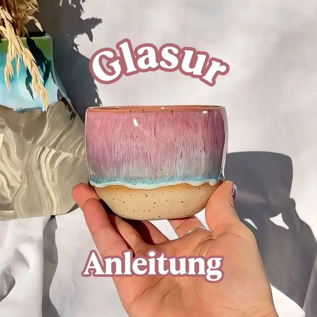 Handgetöpferter Keramikbecher mit unique rosa-blauem Farbverlauf und glänzender Glasur. Einzigartiges Jinitiv Designstück für moderne Interior-Liebhaber.