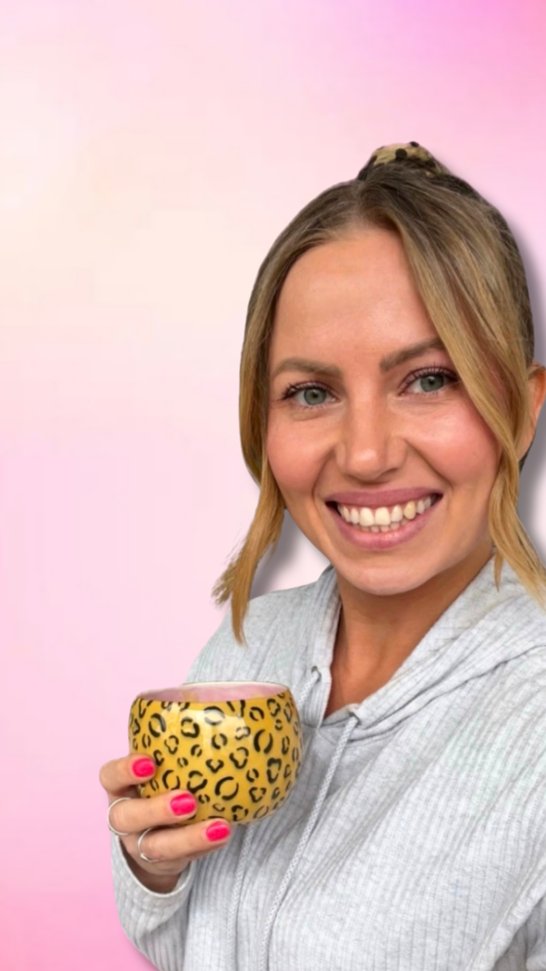 Porträt von Keramikkünstlerin Jini von Jinitiv in Freiburg, die stolz ihren selbst getöpferten Becher im angesagten Leopardenmuster präsentiert. Inspiration für Töpfern zu Hause.