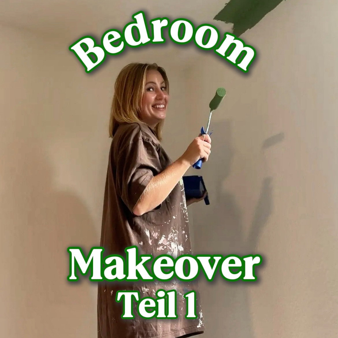 Jini streicht eine Wand grün. Das Bild trägt den Titel "Bedroom Makeover Teil 1" .