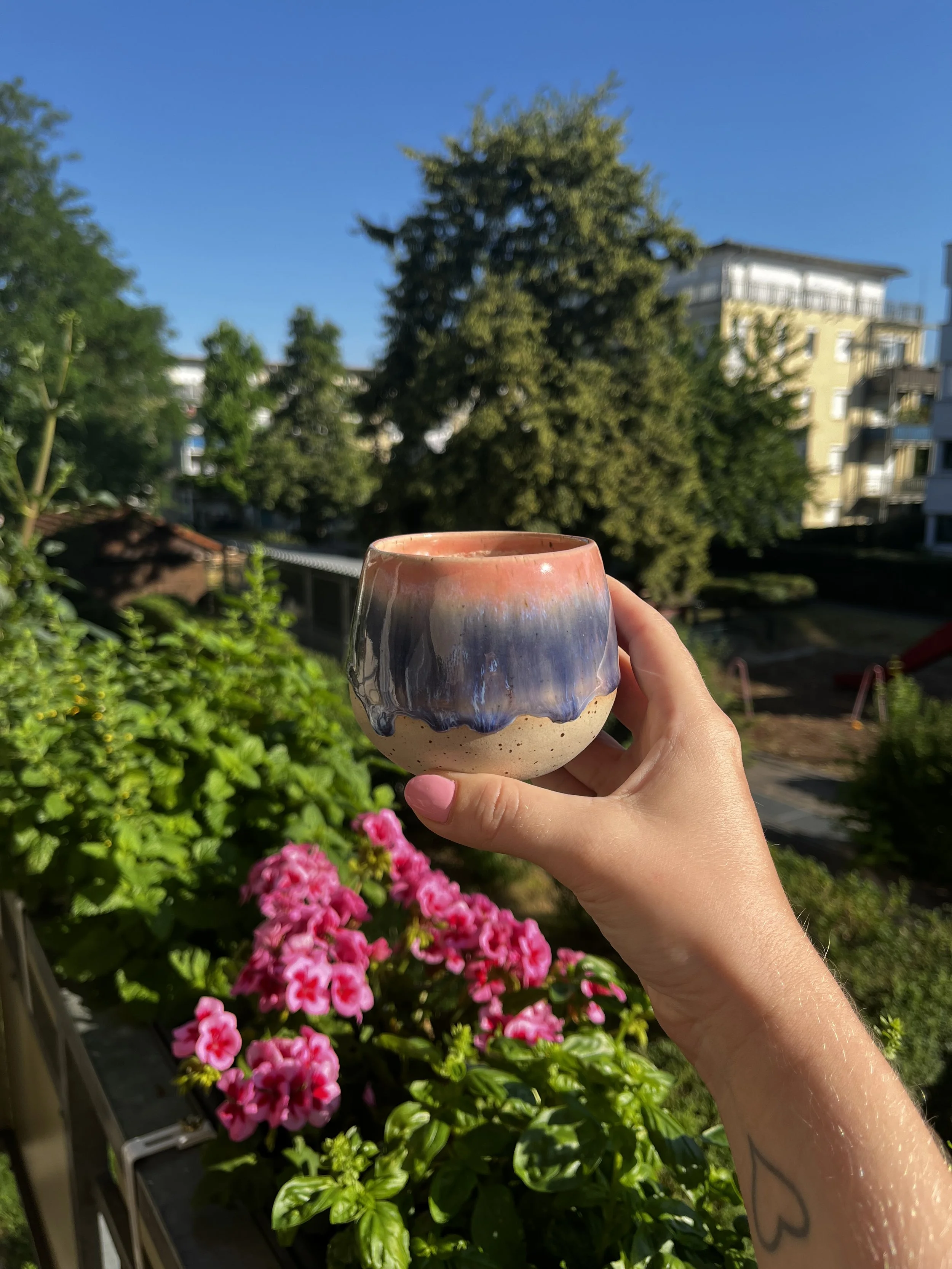 Handgetöpferter Keramikbecher von Jinitiv mit wunderschöner Glasur. Einzigartiges, modernes Interior-Designstück für den Kaffeegenuss, hergestellt in Freiburg