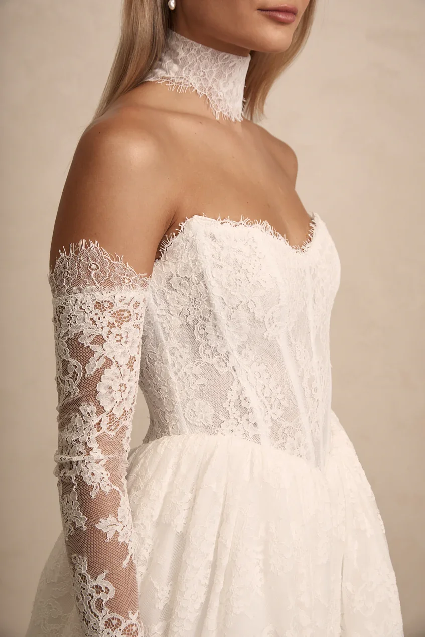prim-chantilly-choker-wedding-dress-made-with-love-bridal-web-17.webp