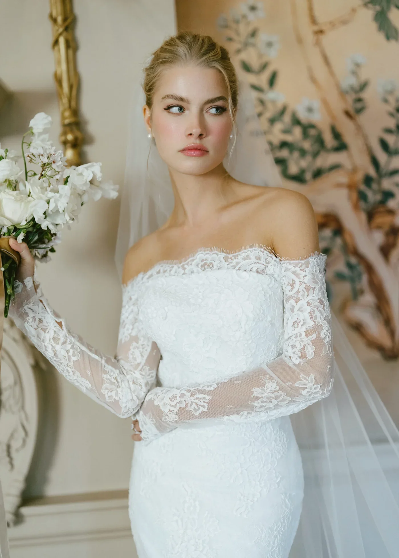 collier-front-topper-blue-willow-wedding-dress.webp