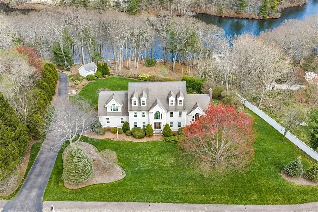 19 Bragg Rd, Foxboro, MA | 4 BD | 2F 2H BA | 4,467 Sq Ft | $1,750,000