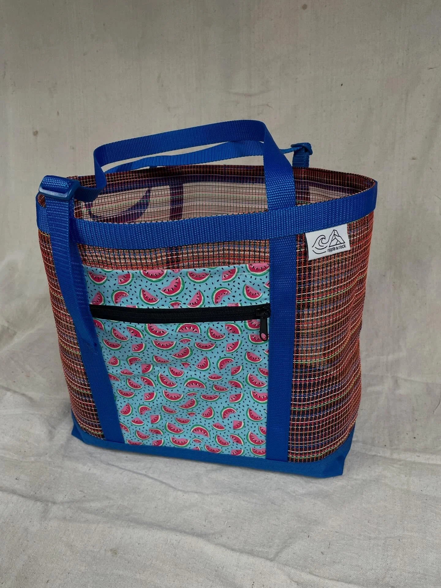 Big news! The Ripple and Rock online shop is up and running. Link living in my bio now. So far I&rsquo;ve got these totes up for sale and you can pick your pocket pattern and handle color. Shipping available anywhere in the US. 

If you don&rsquo;t w