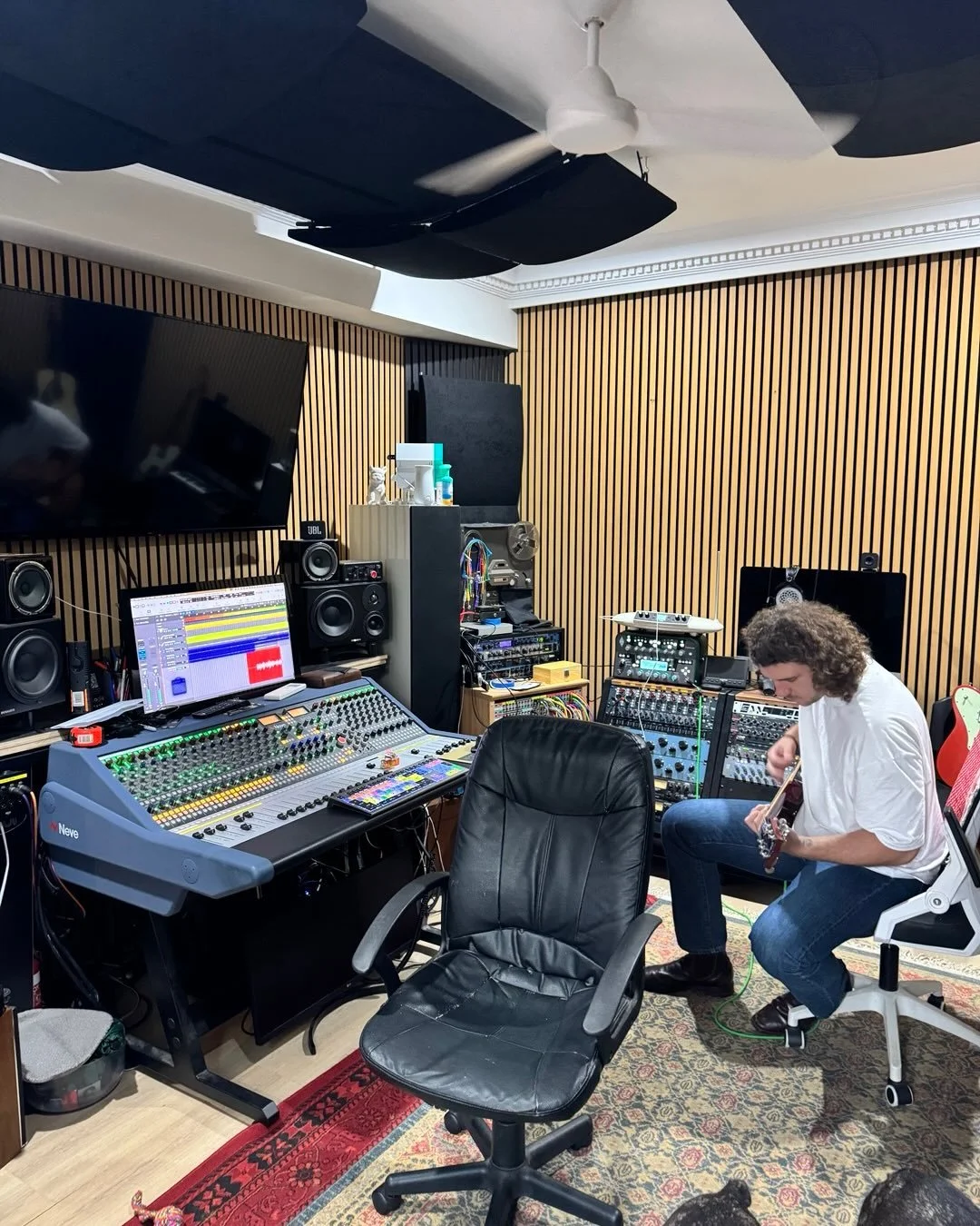 Easter guitar tracking , thank you Les Paul!