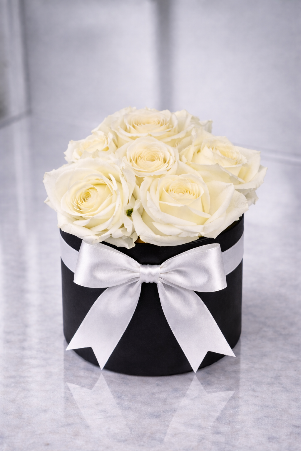Noir Rose Mini black round box ivory.png