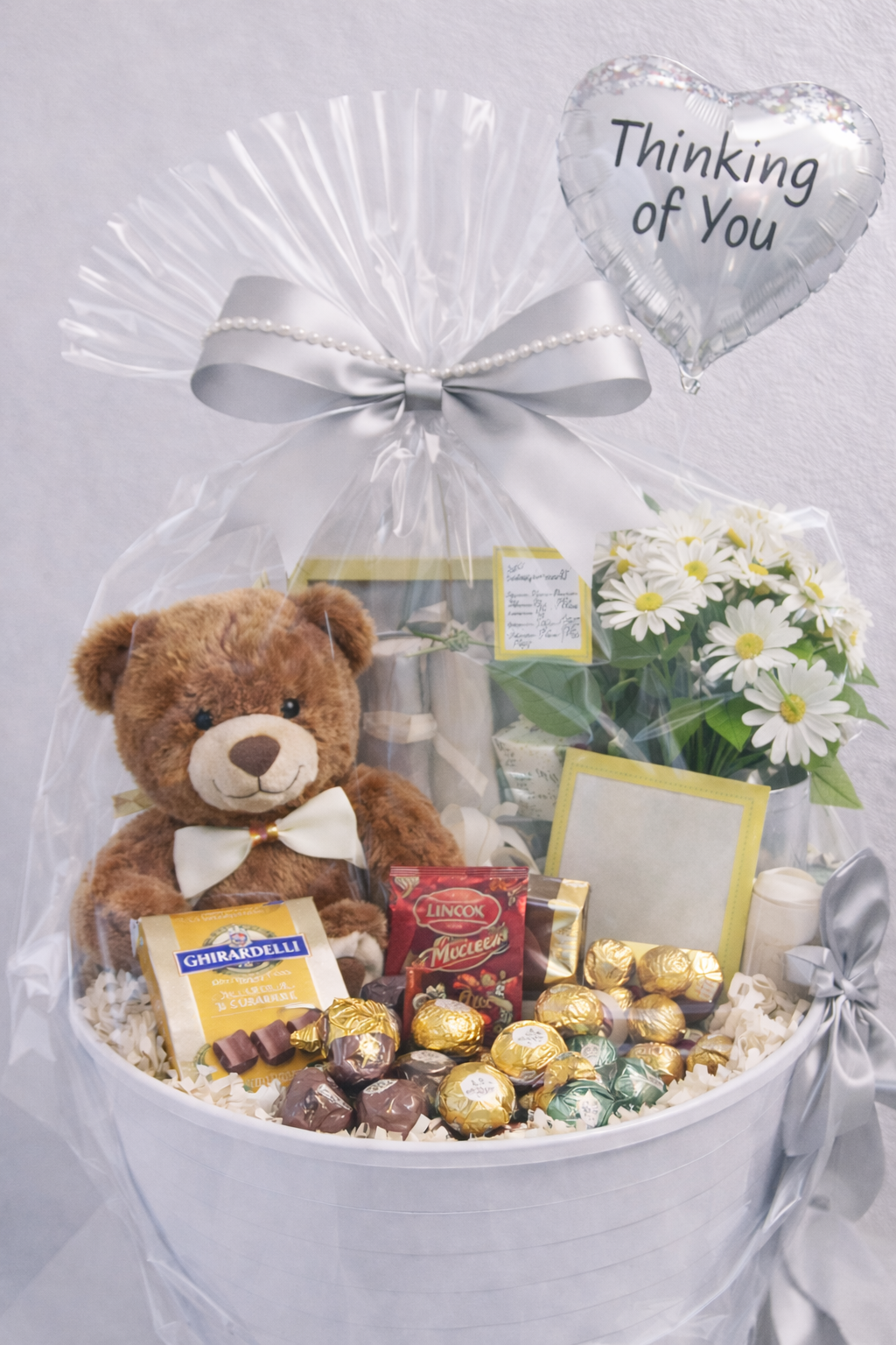 Love Silver white gift basket propofParisgiftbasketsandflowers.png