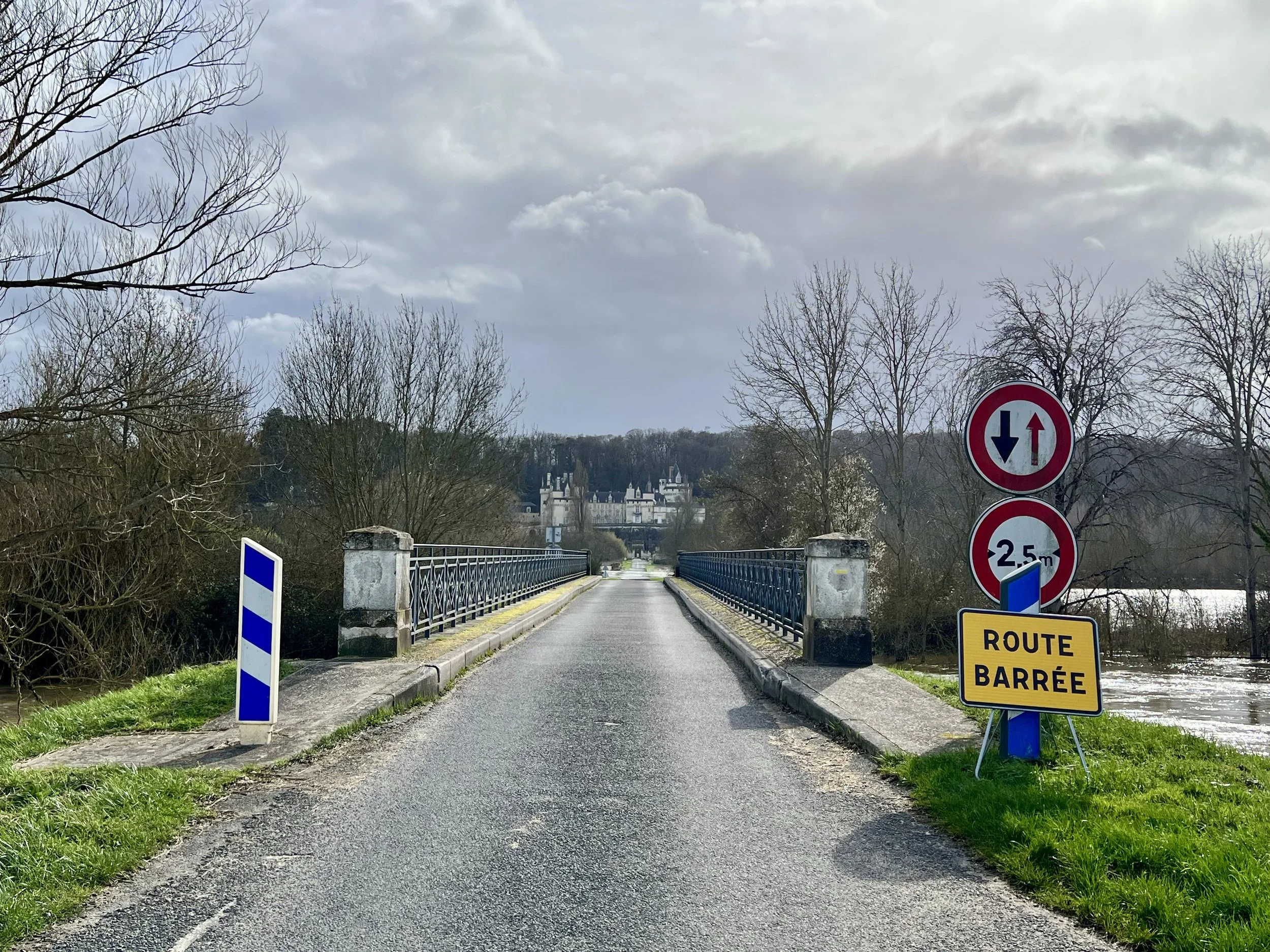 Route Barree and Chateau d'Usse