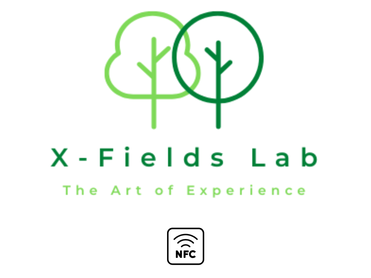 緑色と濃い緑色の木のシンプルなロゴとテキスト『X-Fields Lab』とサブタイトル『The Art of Experience』、NFCアイコンが含まれるロゴデザイン
