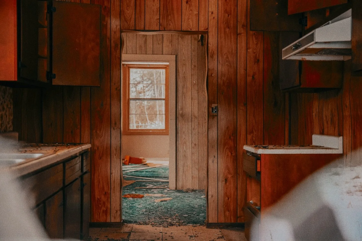 How many channels do you think that Turbo Hd satellite got back in the day? 😮&zwj;💨 Google says it was released in 2008. How long do you think this has been sitting empty and abandoned? And what causes that orange discoloration?