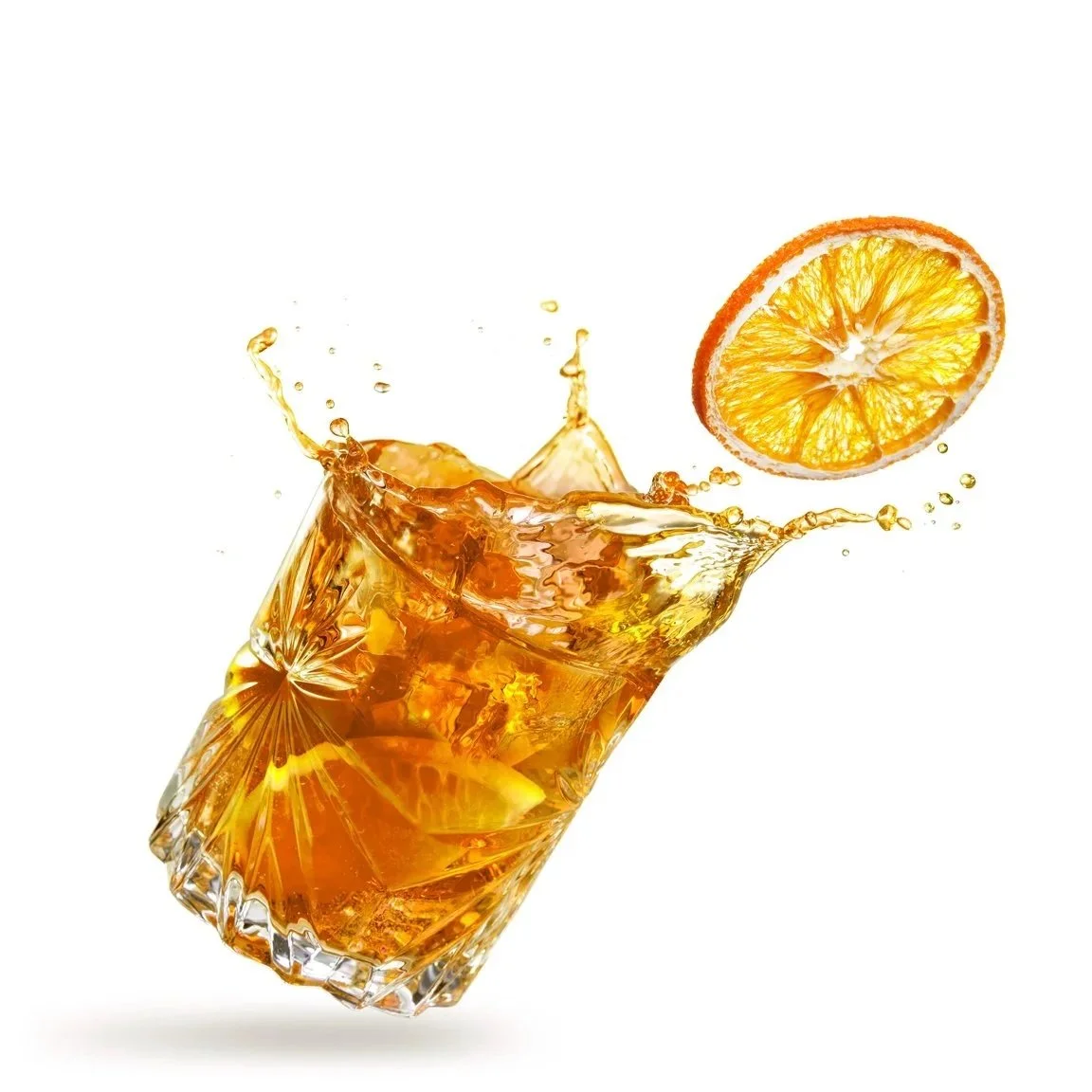 Et glass med appelsinjuice og en skive appelsin som faller inn i juicen, med spennende sprøyt og isbiter.