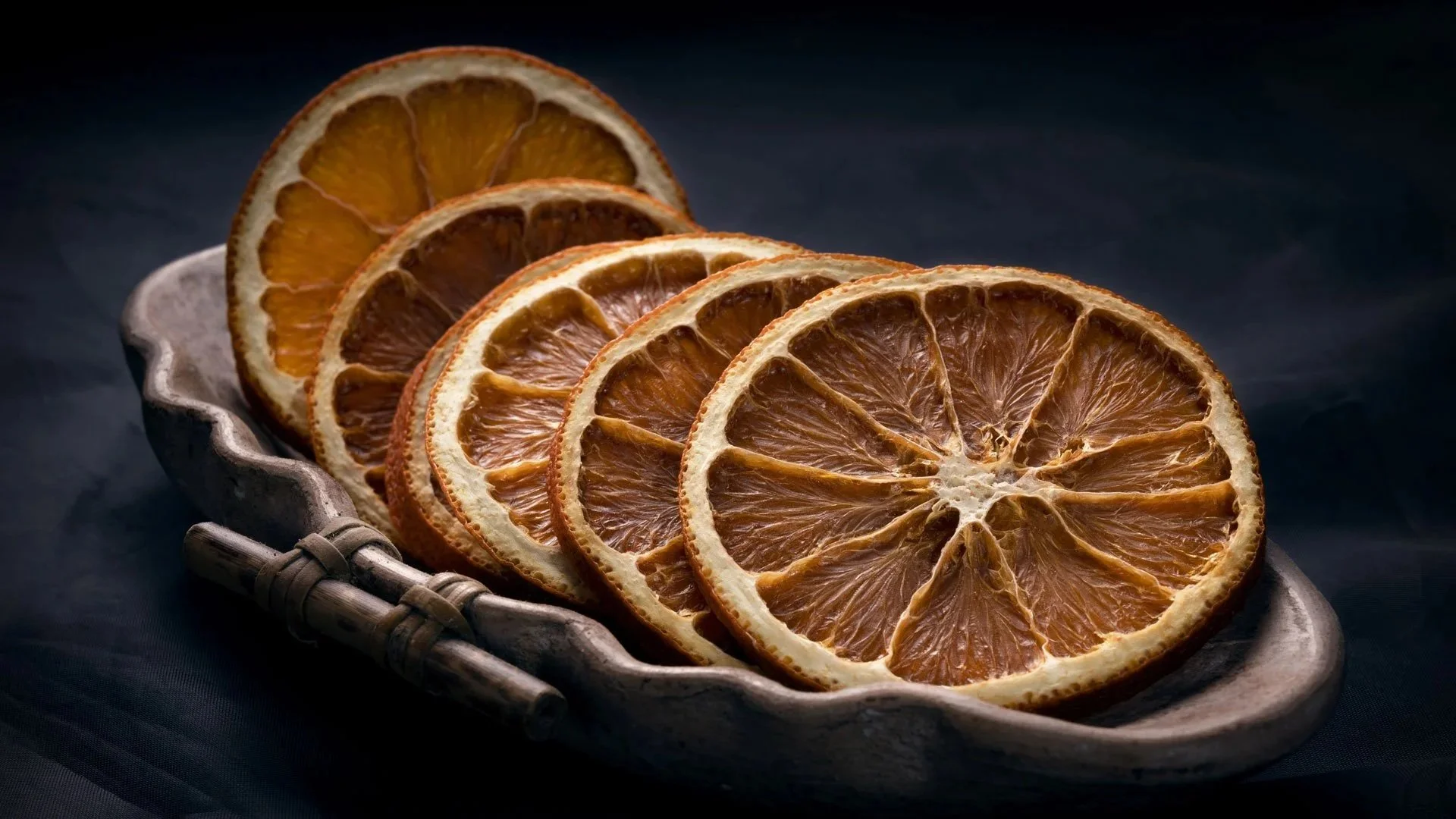dried-orange-slices-on-a-rustic-wooden-tray-2026-01-07-23-07-12-utc.jpg