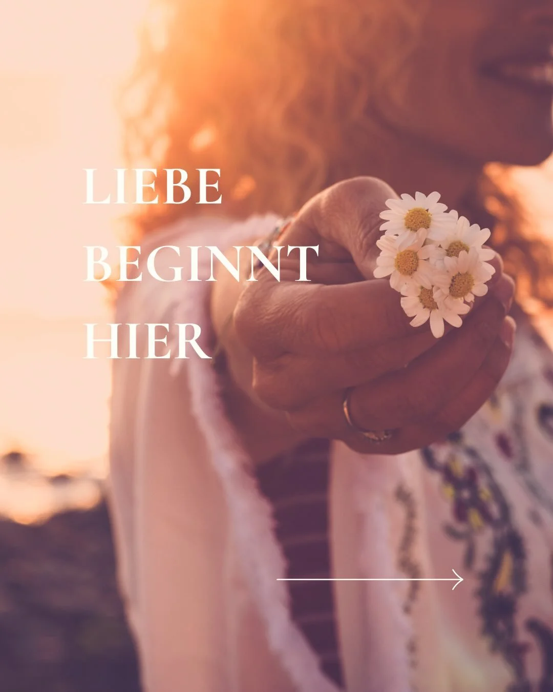 Vielleicht suchst du schon so lange nach Liebe,
dass du vergessen hast, dass sie nie ausserhalb von dir war.

Nicht am Ende deiner Heilung.
Nicht, wenn du &bdquo;genug&ldquo; bist.
Nicht, wenn du alles richtig machst.

Sondern genau hier.
In dem Mome