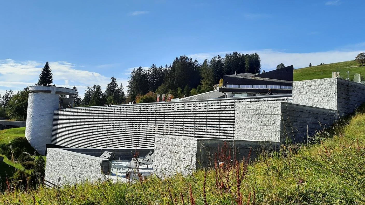 mineralbad-spa-rigi-kaltbad-fassade-ganz.jpg
