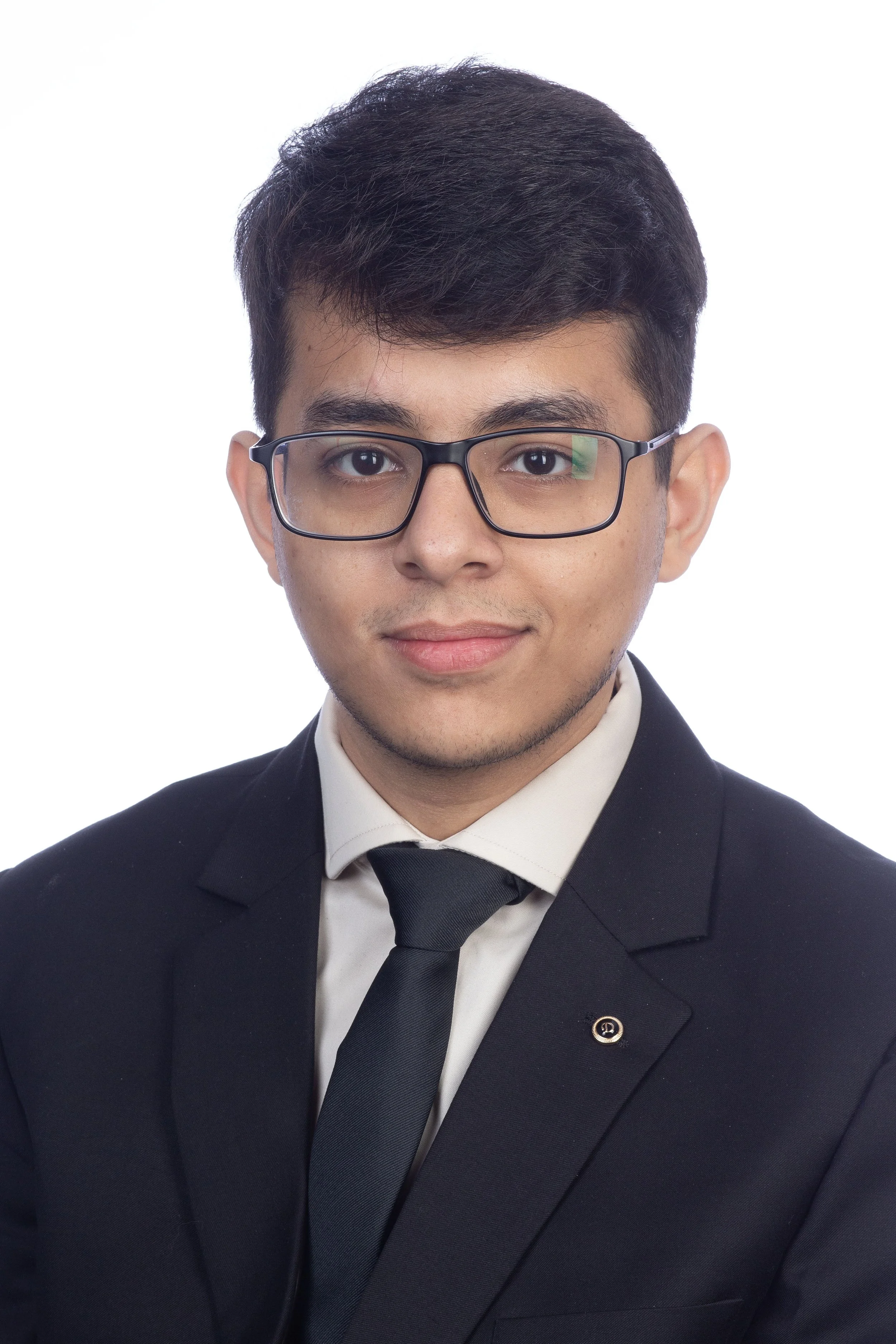 Young man wearing黑formal suit, white dress shirt, black tie, glasses, smiling against a white background.