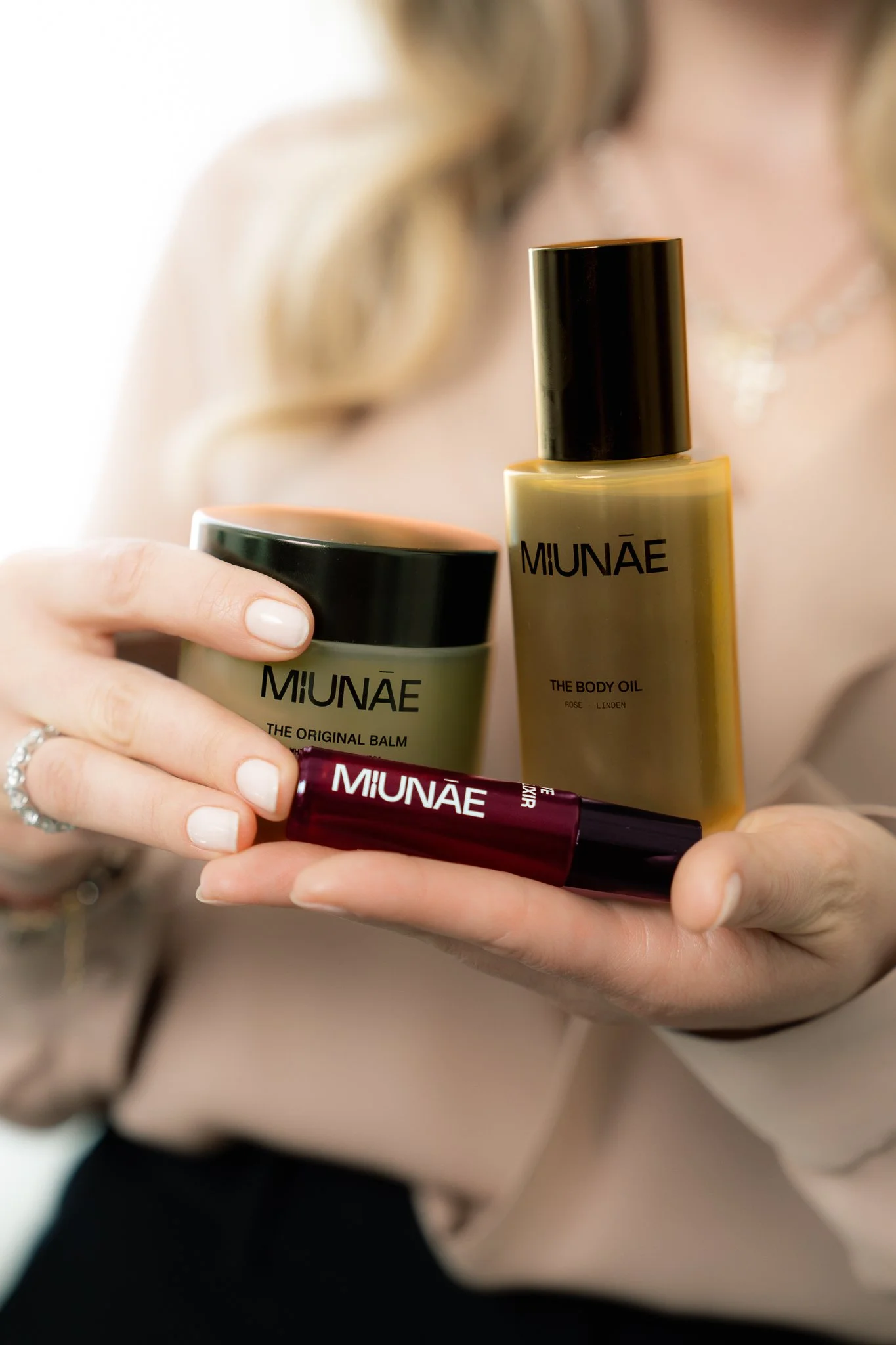 Founder Nadine Weinberger holding MIUNĀE formulas