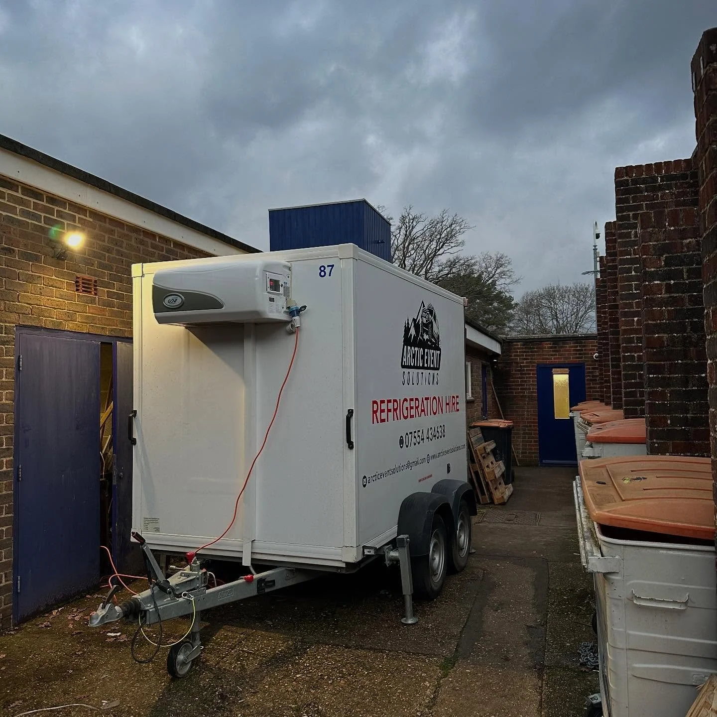 Early morning call out for a school in Fleet 🚚☃️ 

Storing some Christmas dinners for a cold room breakdown.  We can be with you within a couple of hours if you have a refrigeration emergancy