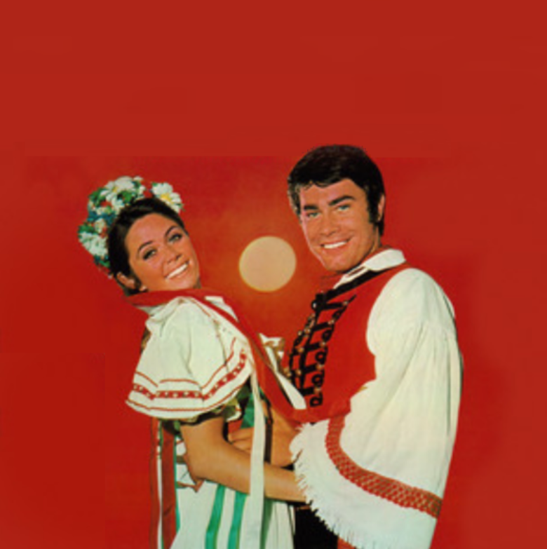 Lauries Kunden Fernando und Kate umarmen sich nach ihrer Hochzeit.