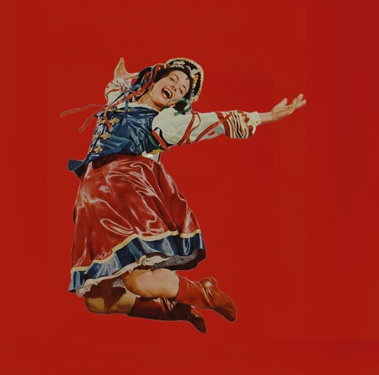 Lauries Kundinnen Mariana und Carmen halten an ihrem Hochzeitstag auf einer grünen Wiese Händchen.