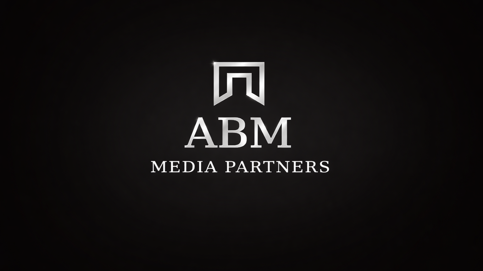 Logo von ABM Media Partners auf schwarzem Hintergrund, silberner Schrift