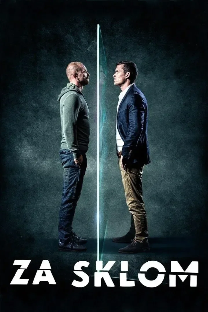 Two men standing face-to-face, separated by a glass panel, with the title 'ZA SKŁOM' at the bottom.