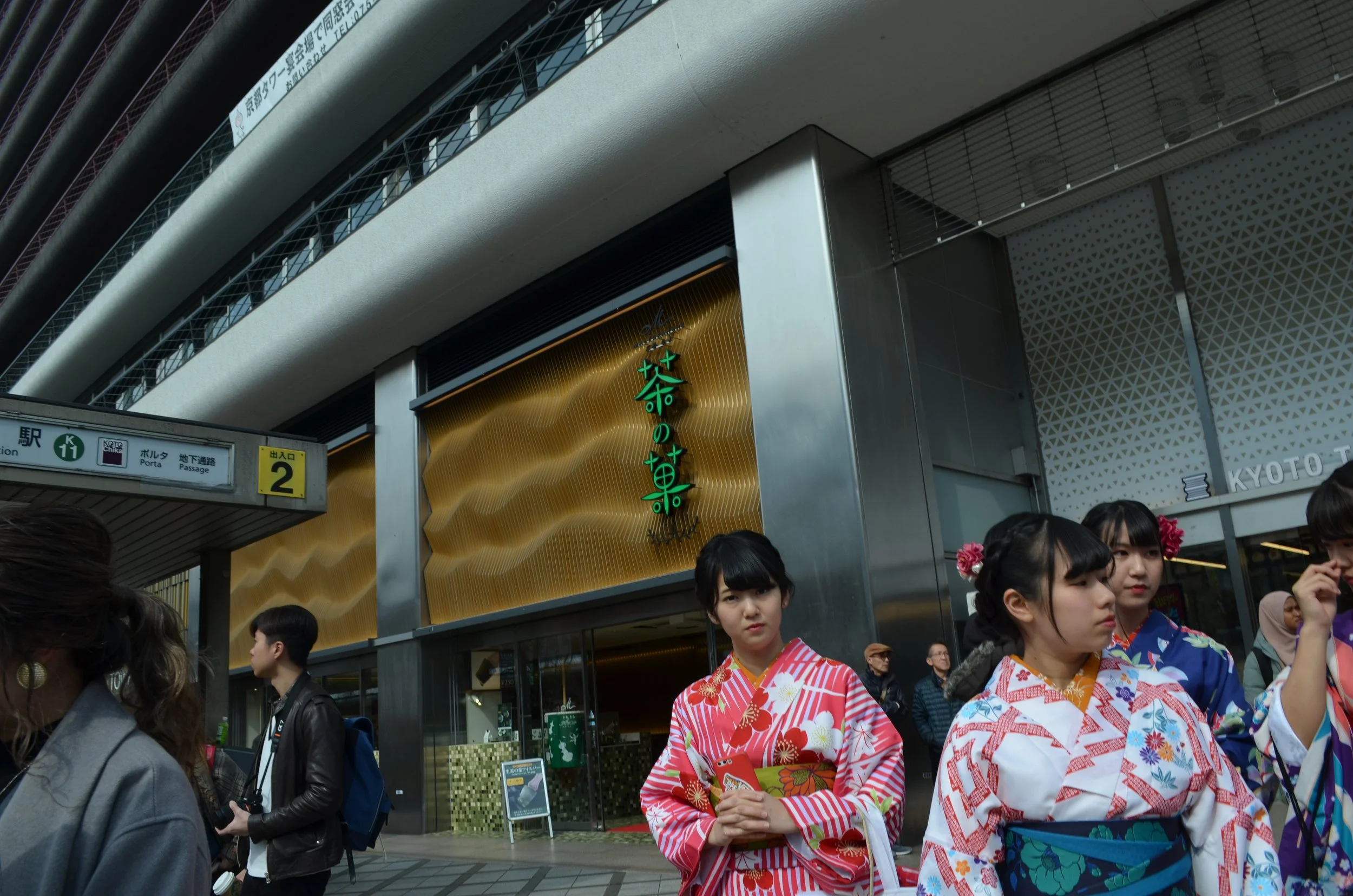 Grupo de jóvenes chicas vestidas con kimono en la entrada de un edificio en Kyoto.