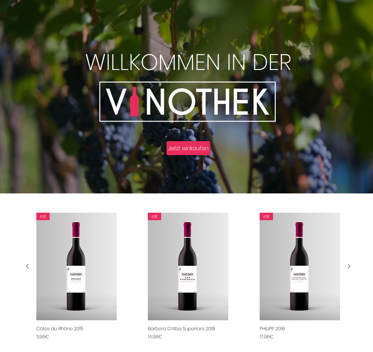 Webseite eines Weinshops mit einem Hintergrundbild von Trauben. Der Text lautet 'Willkommen in der Vinothek' und ein Button mit 'Jetzt einkaufen'. Darunter sind drei Weine mit Bildern, Namen und Preisen aufgelistet.