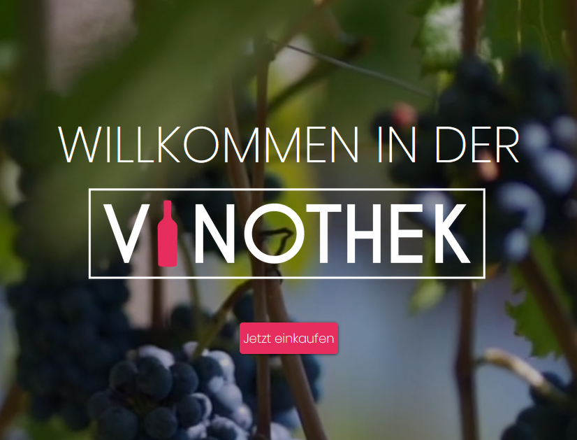 Willkommensbildschirm einer Online-Weinhandlung mit Trauben im Hintergrund und Text 'Willkommen in der Vinothek' sowie einem Button 'Jetzt einkaufen'.