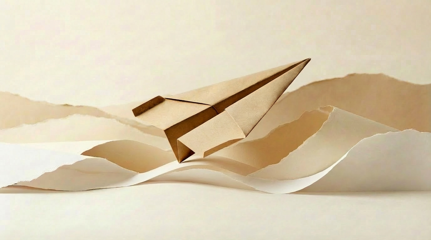 Une scène minimaliste avec un avion en papier en carton placé sur des montagnes en bandes de papier.