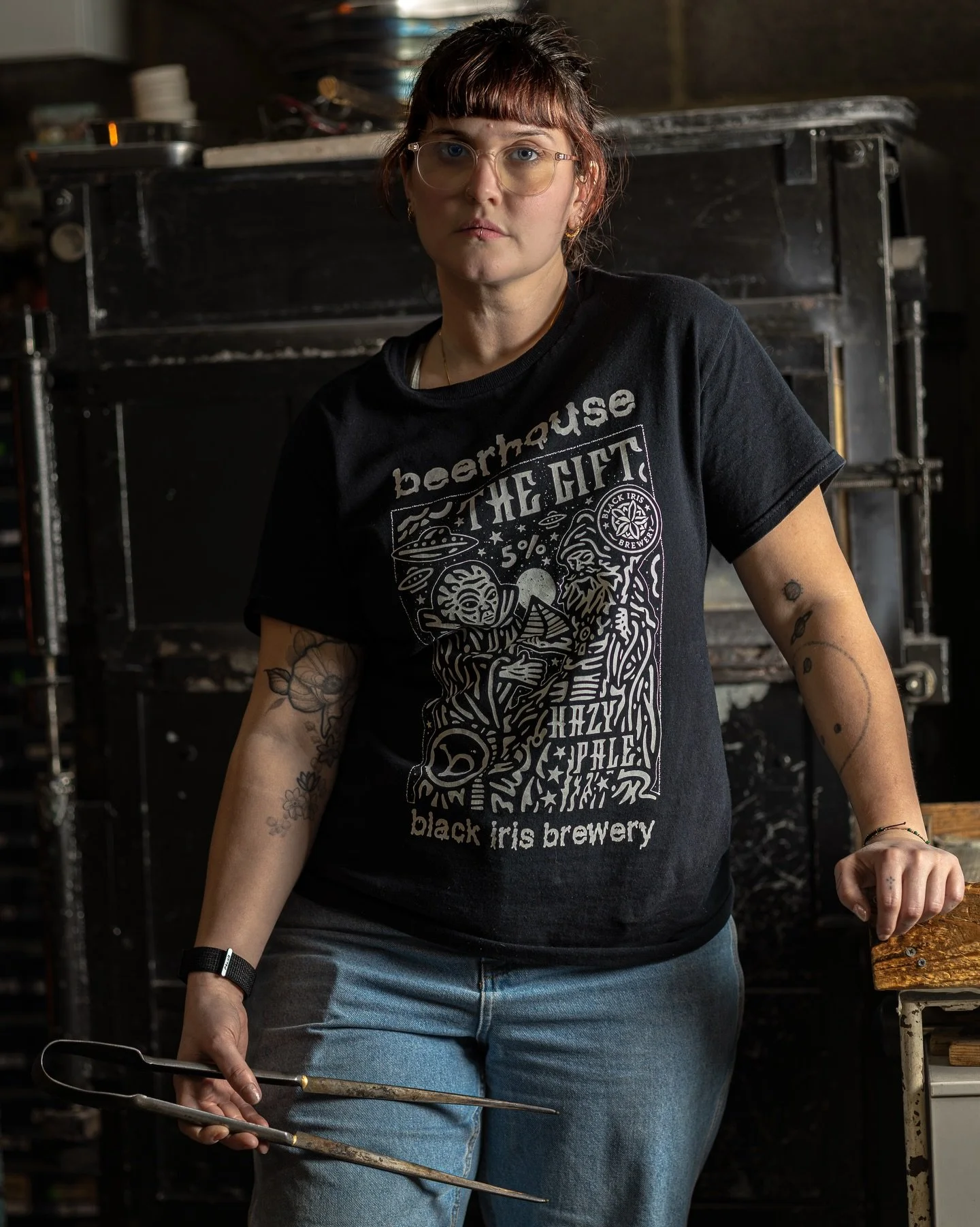 Trying not to laugh 😆 

@harrietthorneglass @londonglassblowing