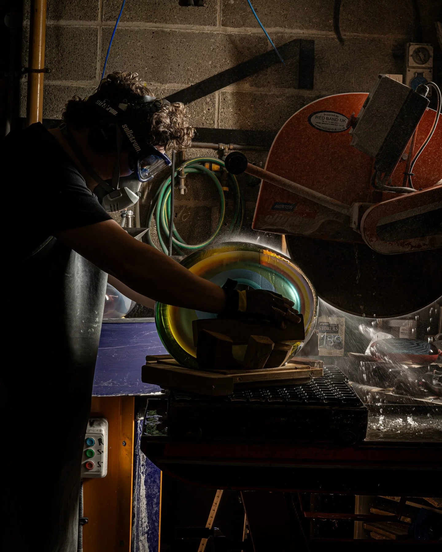 @tim.rawlinson in action at @londonglassblowing ! 

#art #glassart #artist #fezant