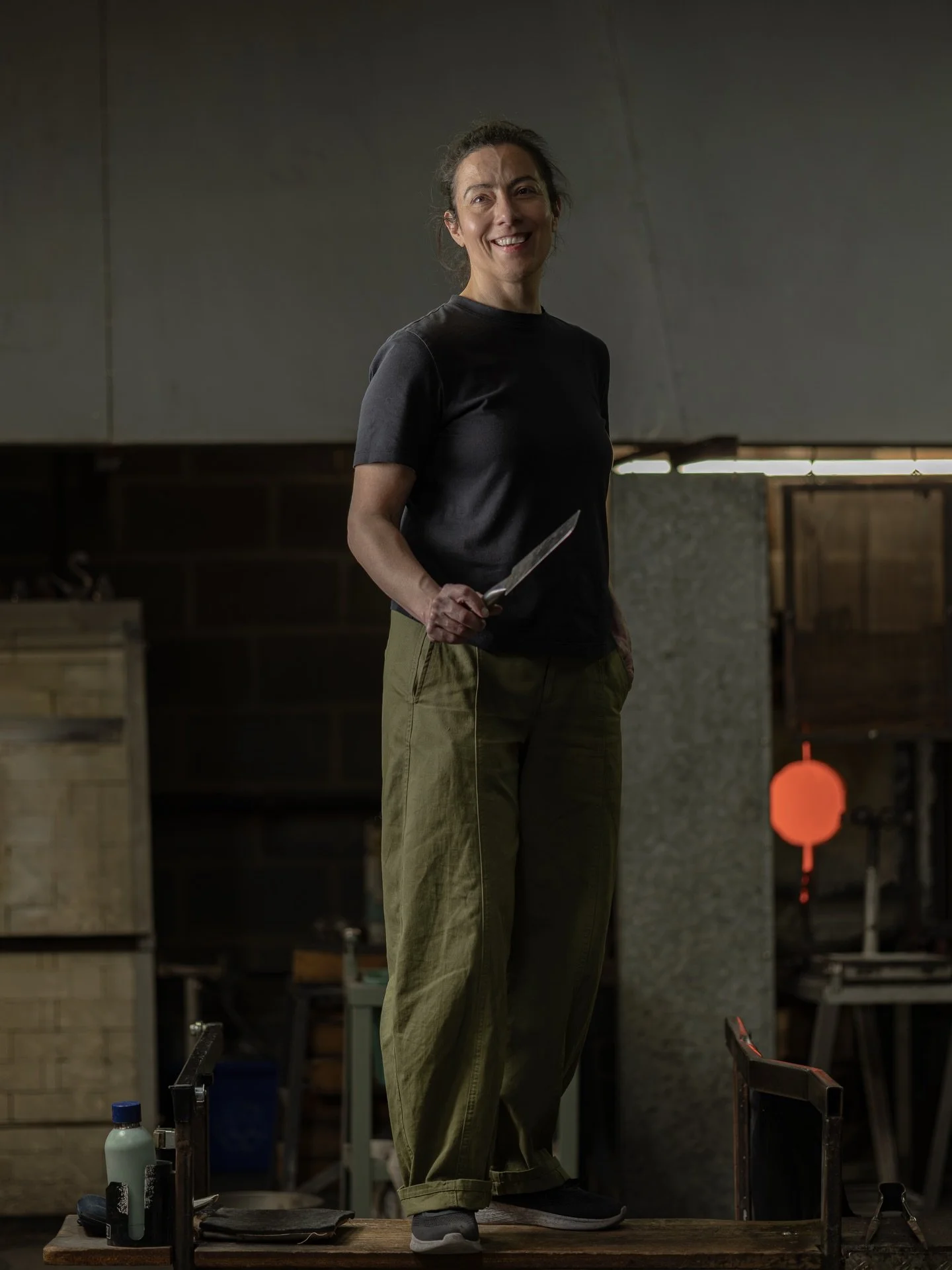 And smile! 

@sarahwiberley at @londonglassblowing 

#glass #art #glassblowing #londonglassblowing