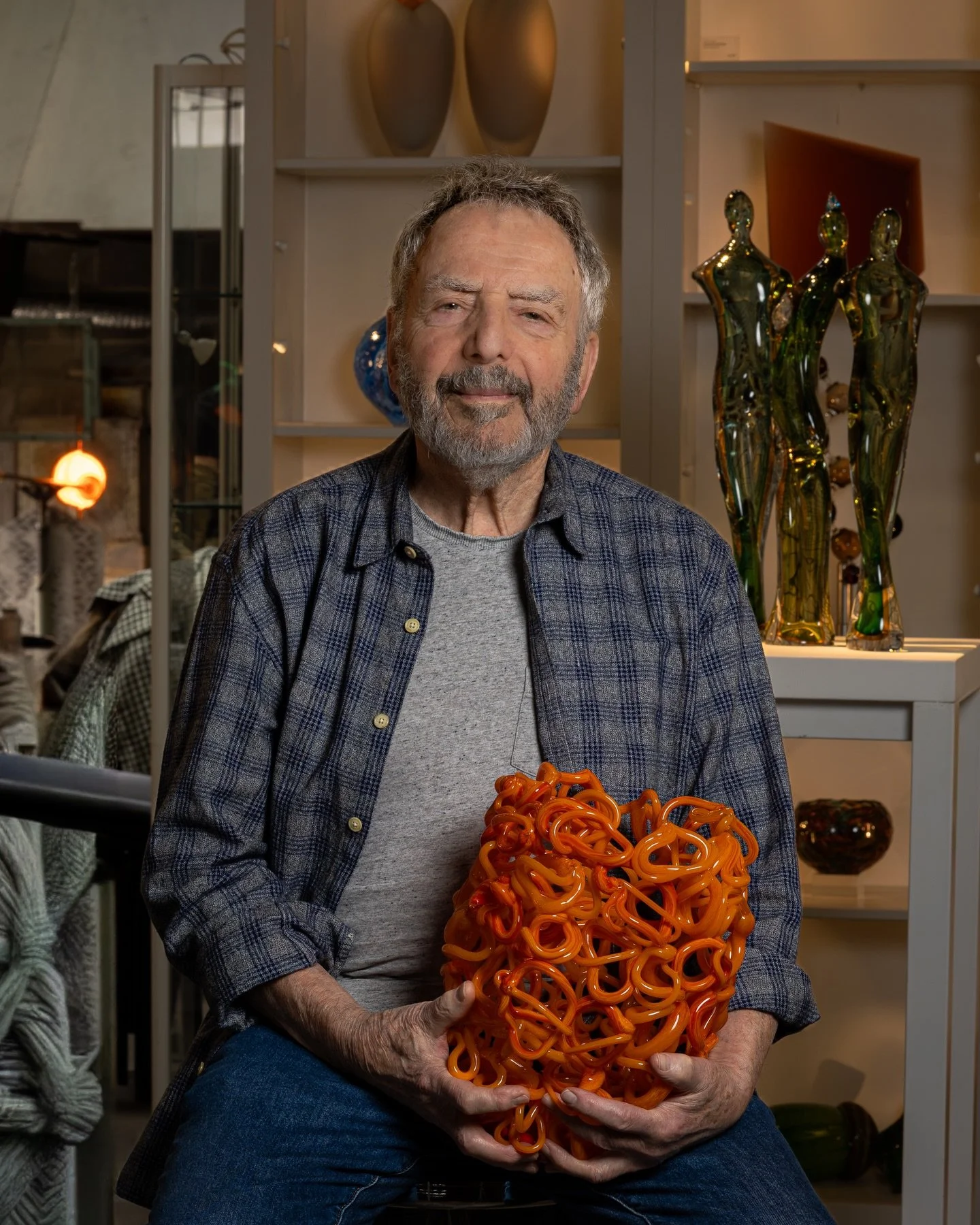 Peter Layton 🤜🫳🎤⤵️

@londonglassblowing 
#londonglassblowing #glass #art #legend #peterlayton