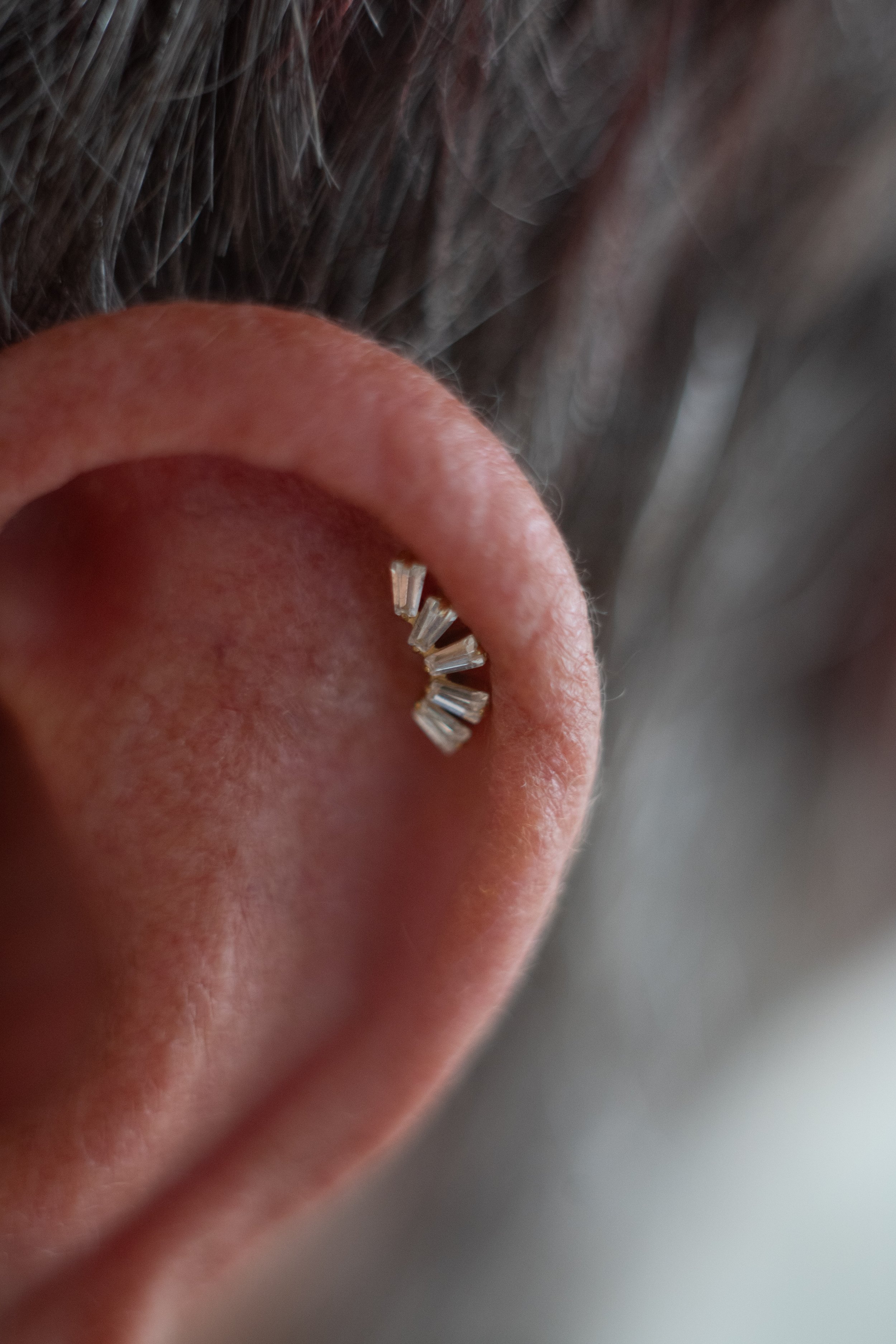 Piercing d'un helic avec un cluster doré