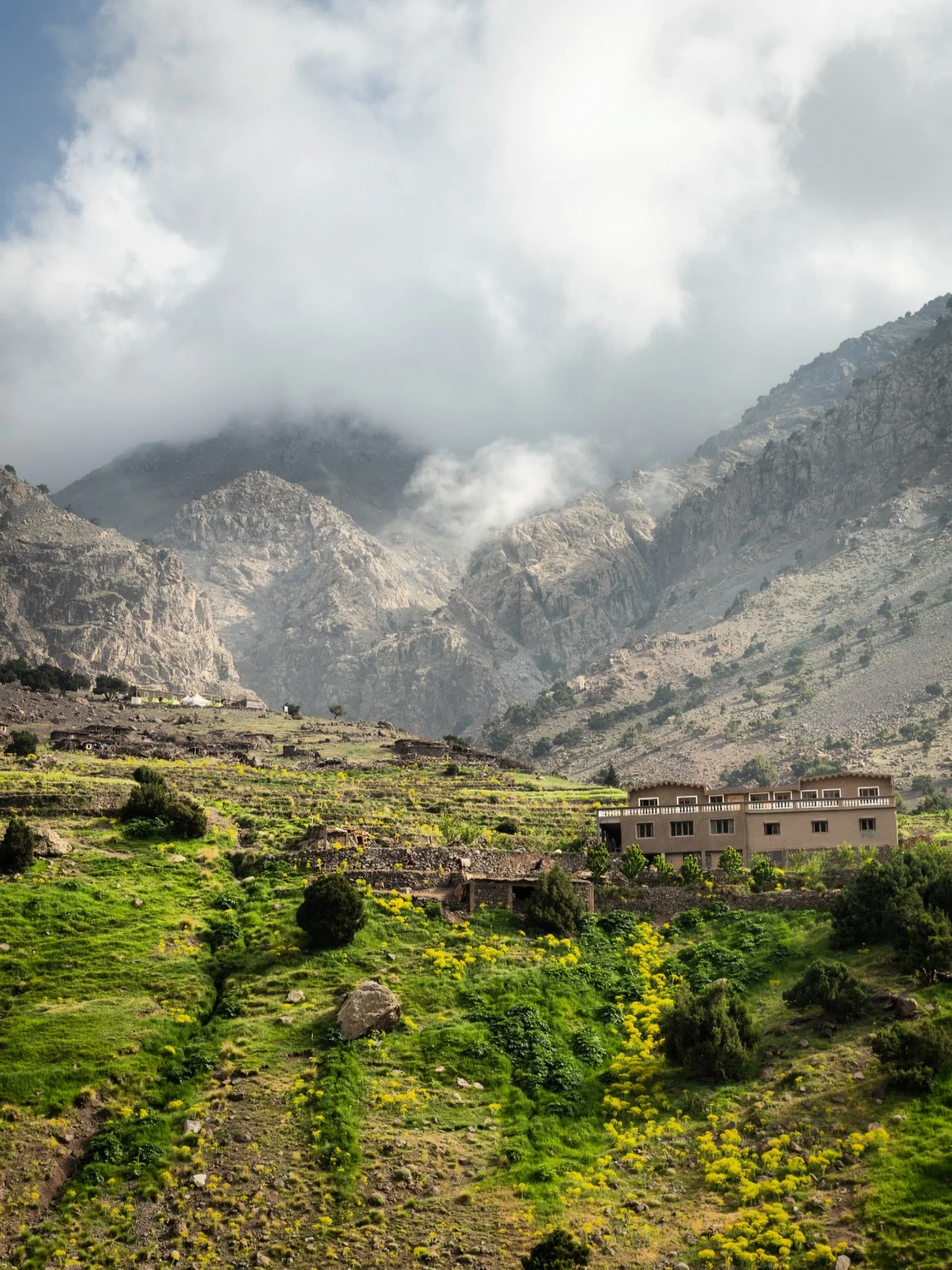 De stilte, de kleuren en die rauwe energie van de bergen🇲🇦.

Volgende week reis ik weer die kant op. Dit keer niet voor de hoogste piek te beklimmen maar een familiereis om hen ook kennis te laten maken met de pracht van de natuur en gastvrijheid v