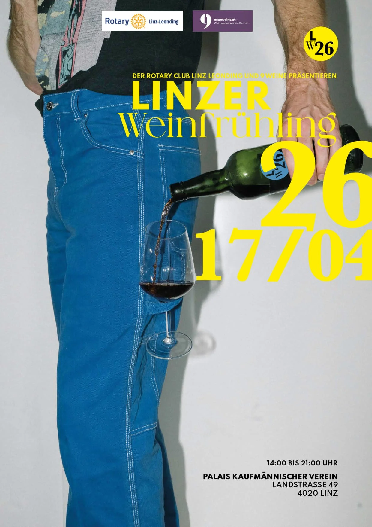 Der Poster zeigt eine Person, die ein Glas Wein hält, während sie einen Wein aus einer Flasche einschenkt. Das Poster bewirbt die Veranstaltung „Linzer Weinfrühling“ am 26.04.2023 im Palais Kaufmännischer Verein, Landstraße 49, Linz.