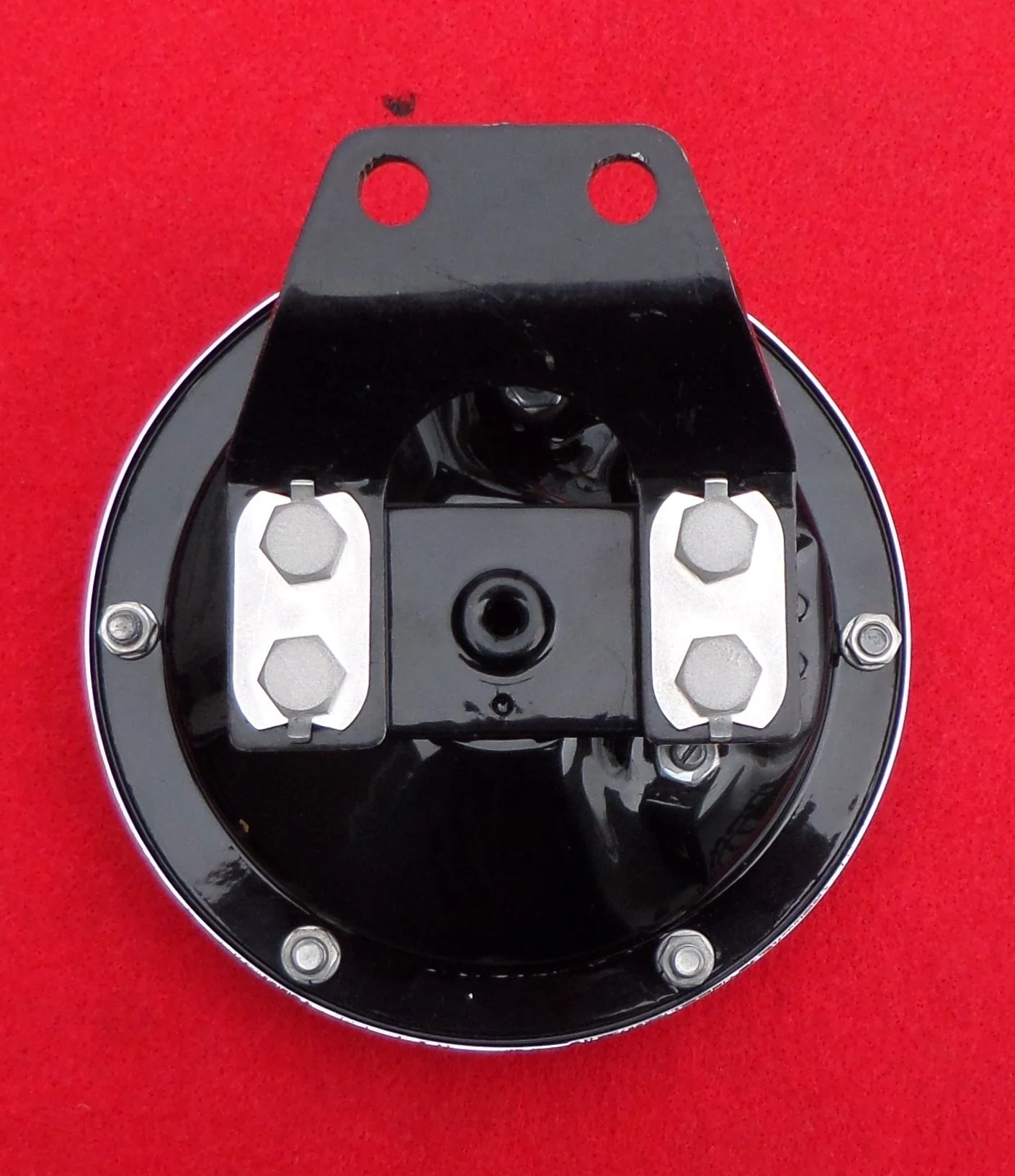 Horn with late 1946 bracket