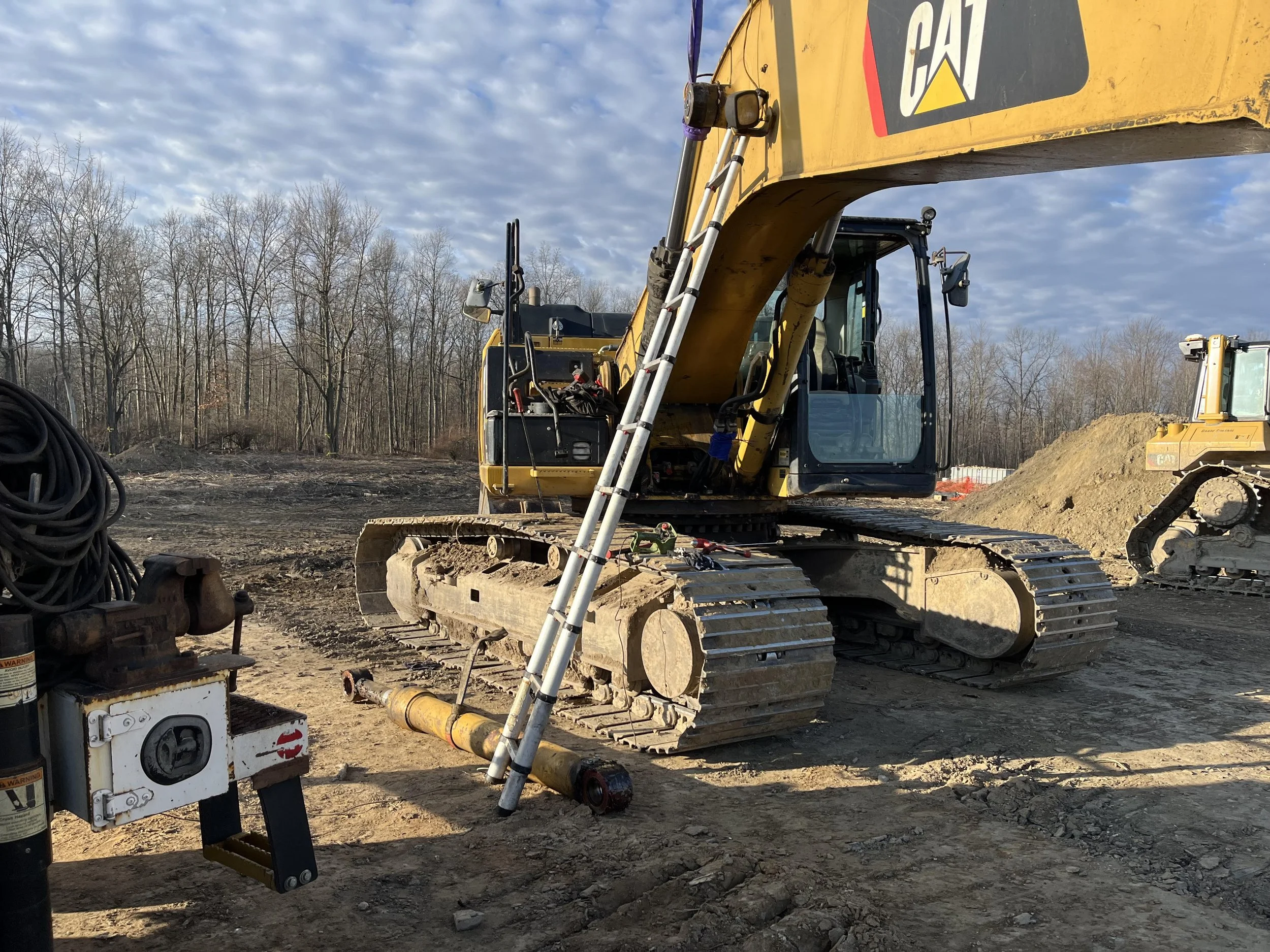 replacing lift cylinder on Cat 336