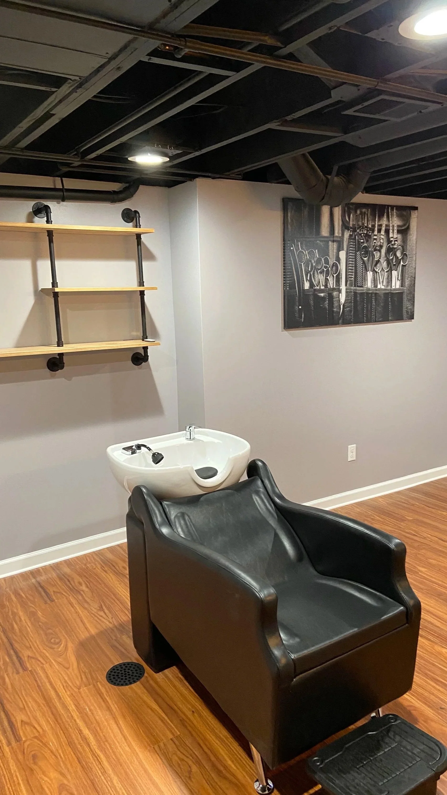 A salon station with all the necessary items and features to perform stunning work.