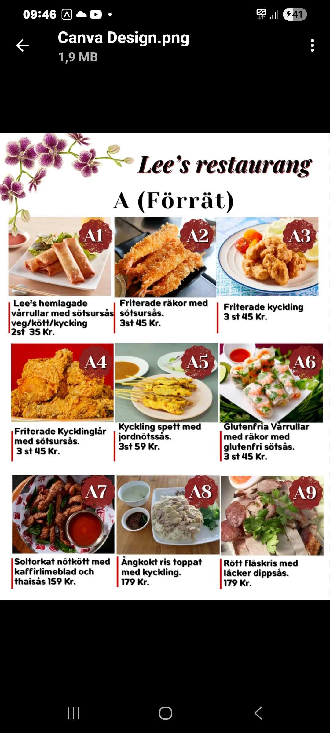 En meny med bilder av olika maträtter på ett restaurangmeny. Rätterna inkluderar vårrullar, friterade räkor, kyckling, kött, ris, och olika asiatiska rätter.