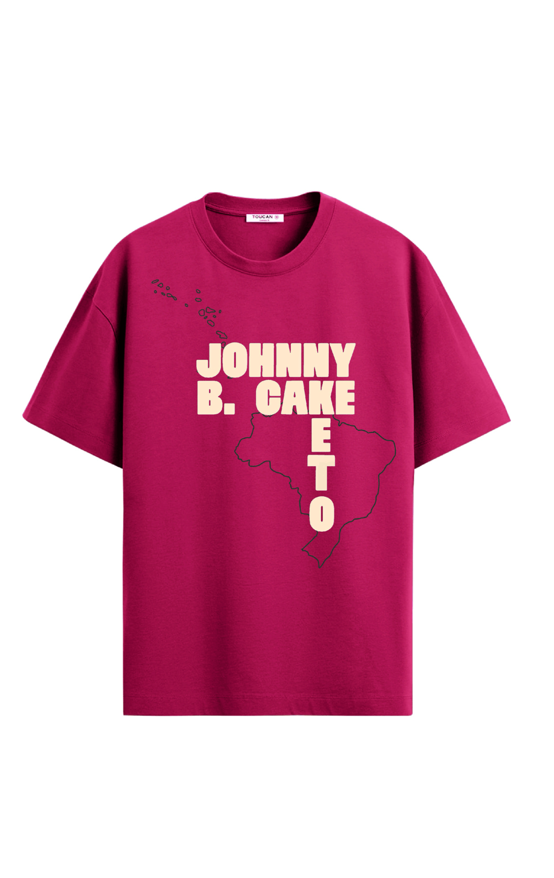Un t-shirt rose vif avec le texte 'Johnny B. Cake' et 'Beto' en lettres blanches, une carte de l'Amérique du Sud en fond noir outline, et des coordonnées géographiques en haut à gauche.