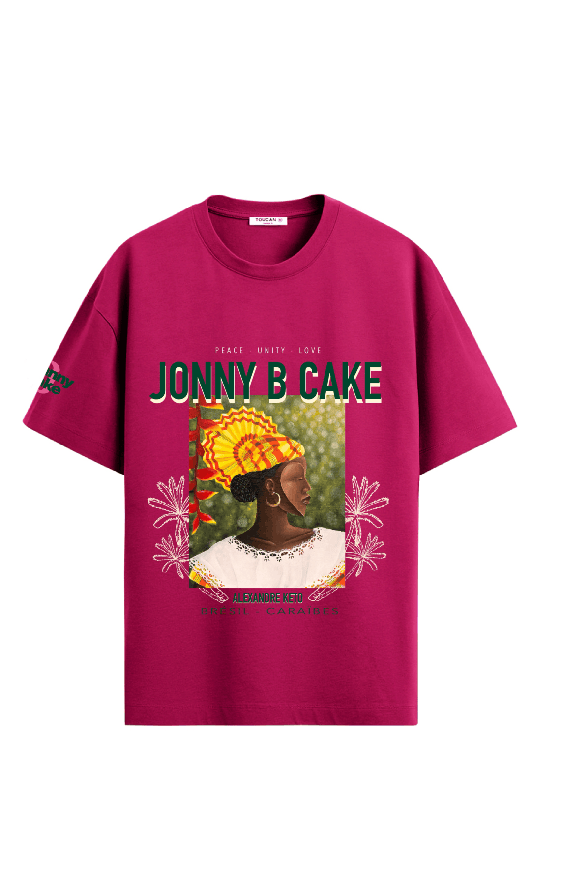 T-shirt rose vif avec une illustration d'une femme africaine portant un tissu coloré sur la tête, entourée de fleurs et de texte en anglais et en portugais.