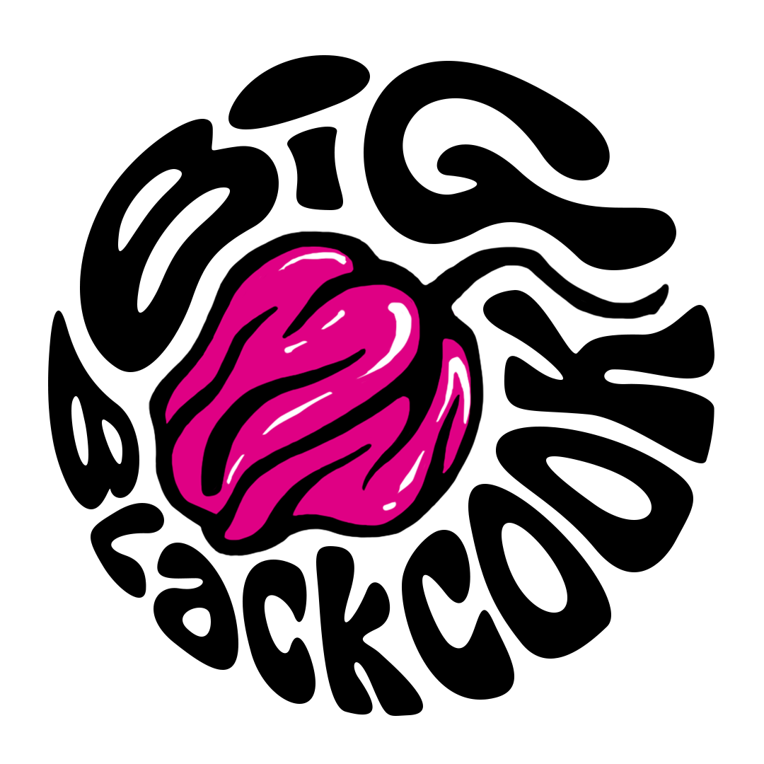 Logo circulaire avec une illustration de cœur rose au centre et des mots en anglais et en français qui forment le contour