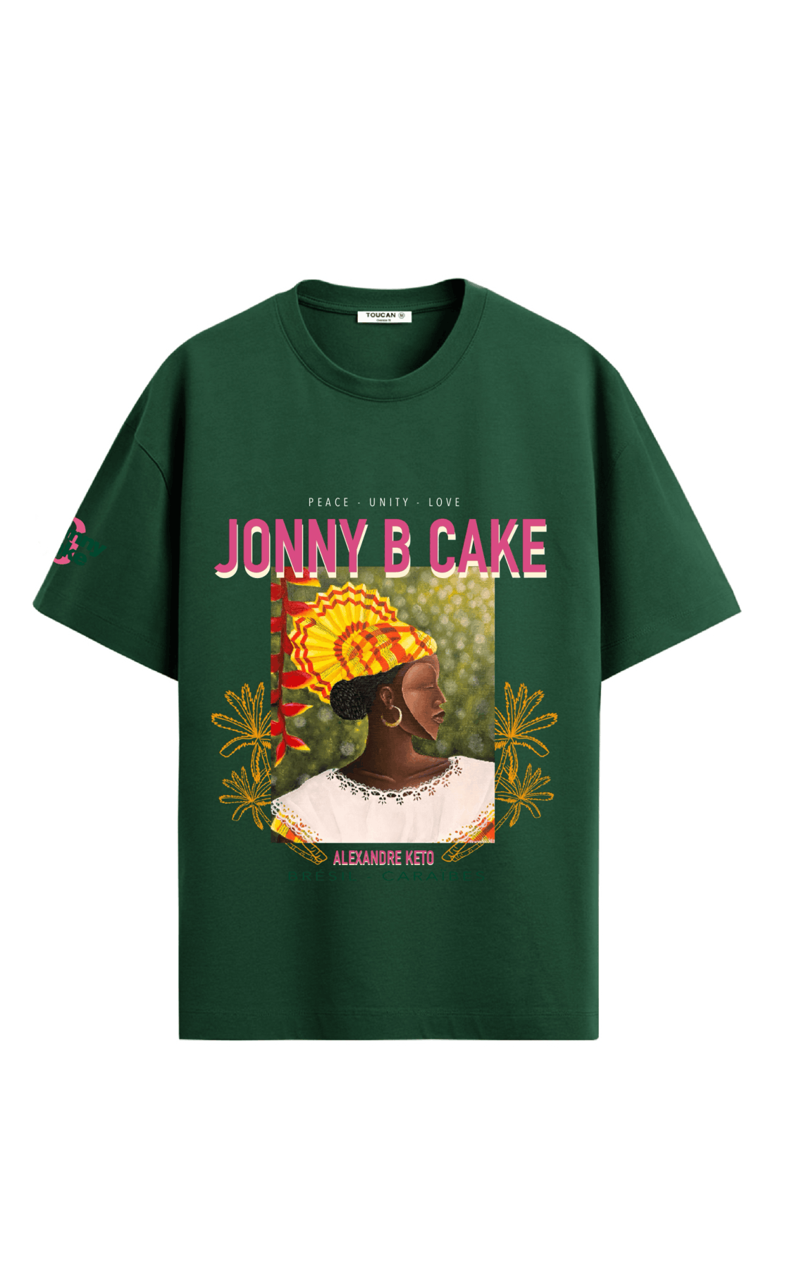 T-shirt vert avec une affiche illustrée d'une femme africaine portant un chapeau coloré, entourée de fleurs et de textes en français et anglais, dont "JONNY B CAKE" et "ALEXANDRE KETO".