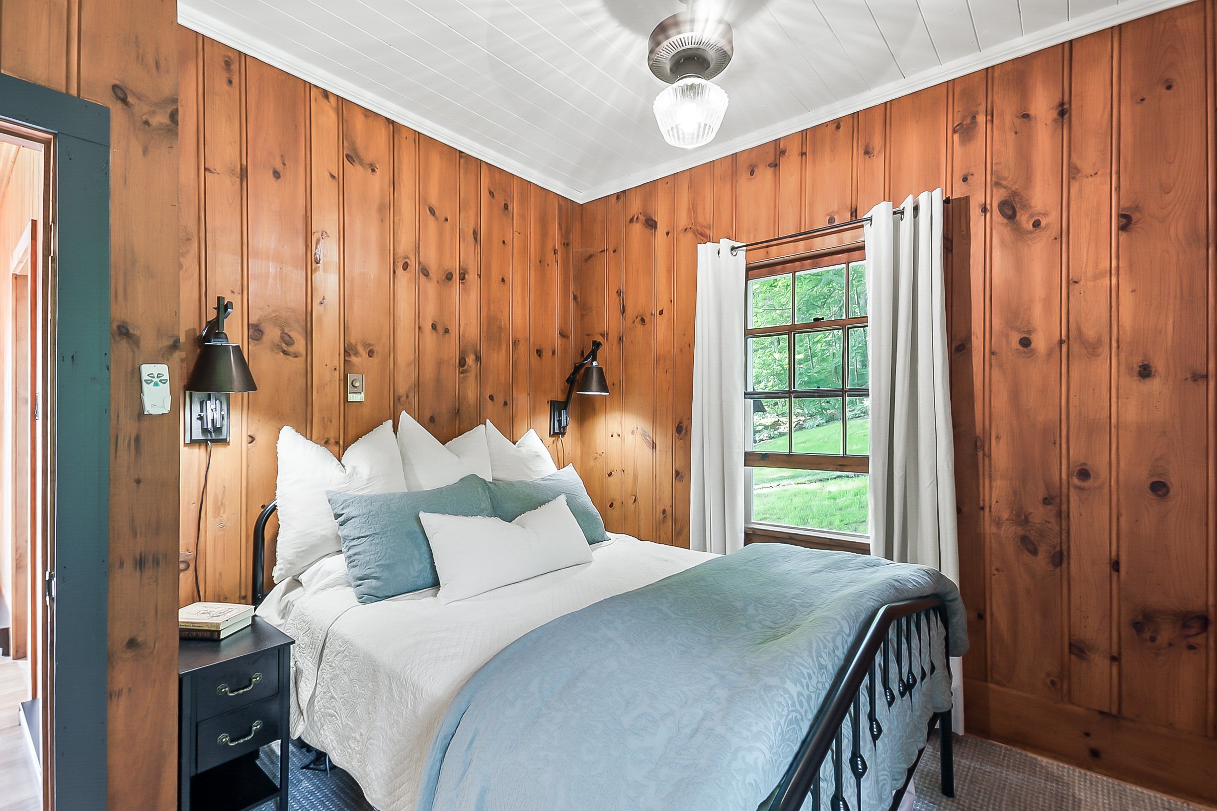 The Garden Room: Queen bed with shared bath on the ground floor in the main cottage, with forest views and ensuite bath. 