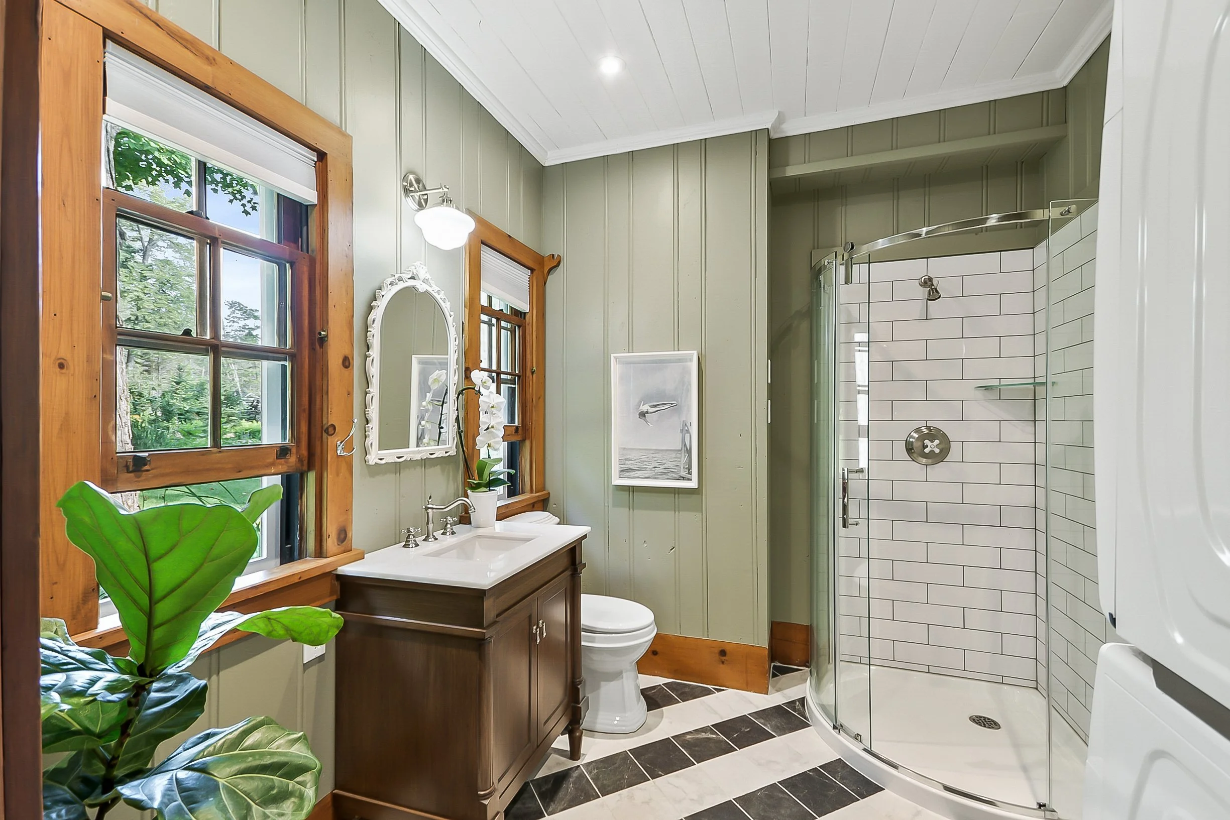 The Garden Room ensuite bath on ground floor.