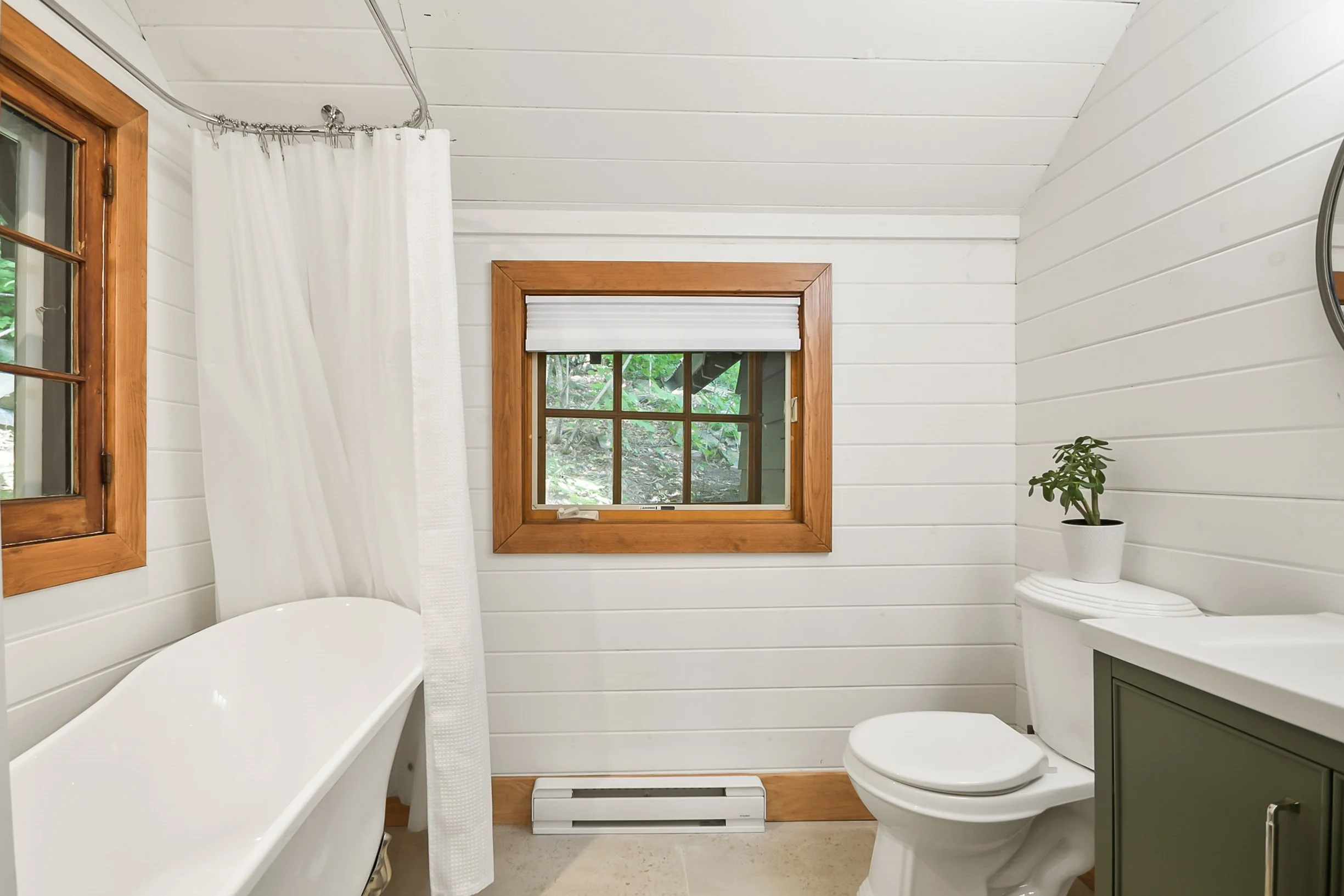 Ensuite bath in private cabin