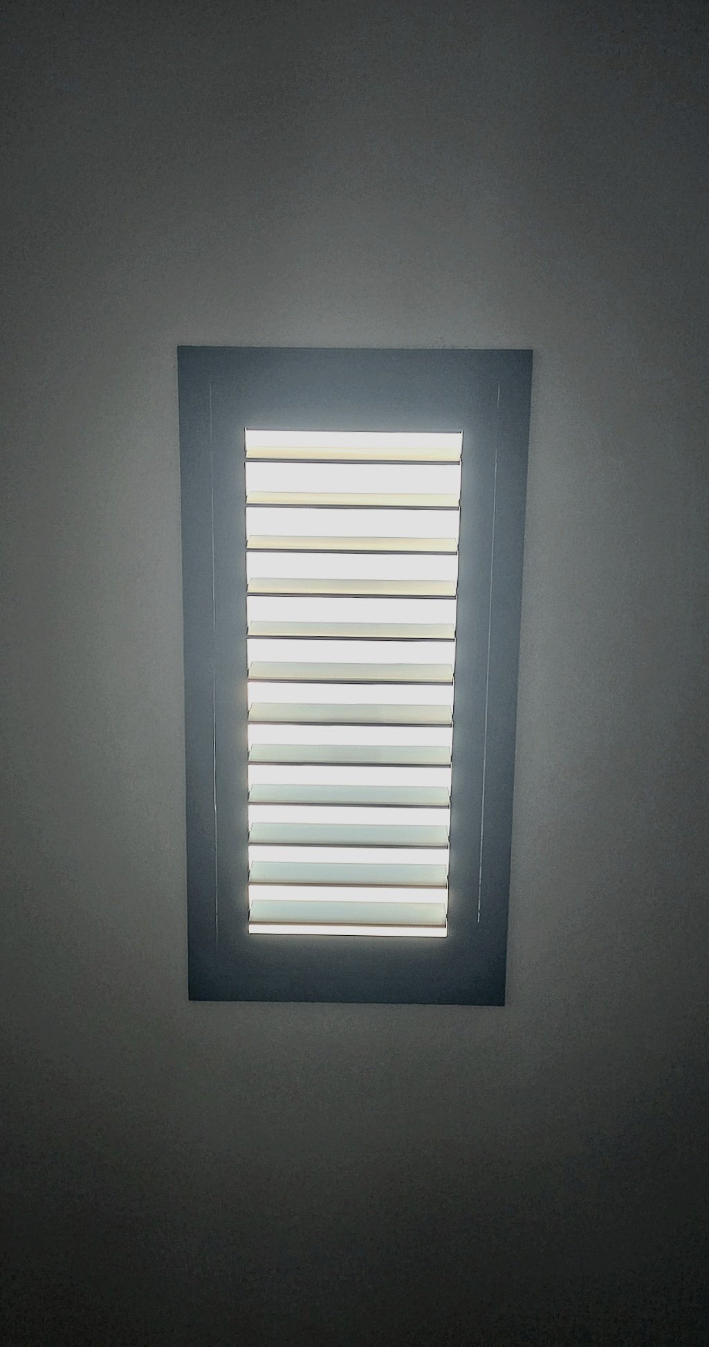 4 ceiling skylights with automated shades for total natural lighting control over your set!
