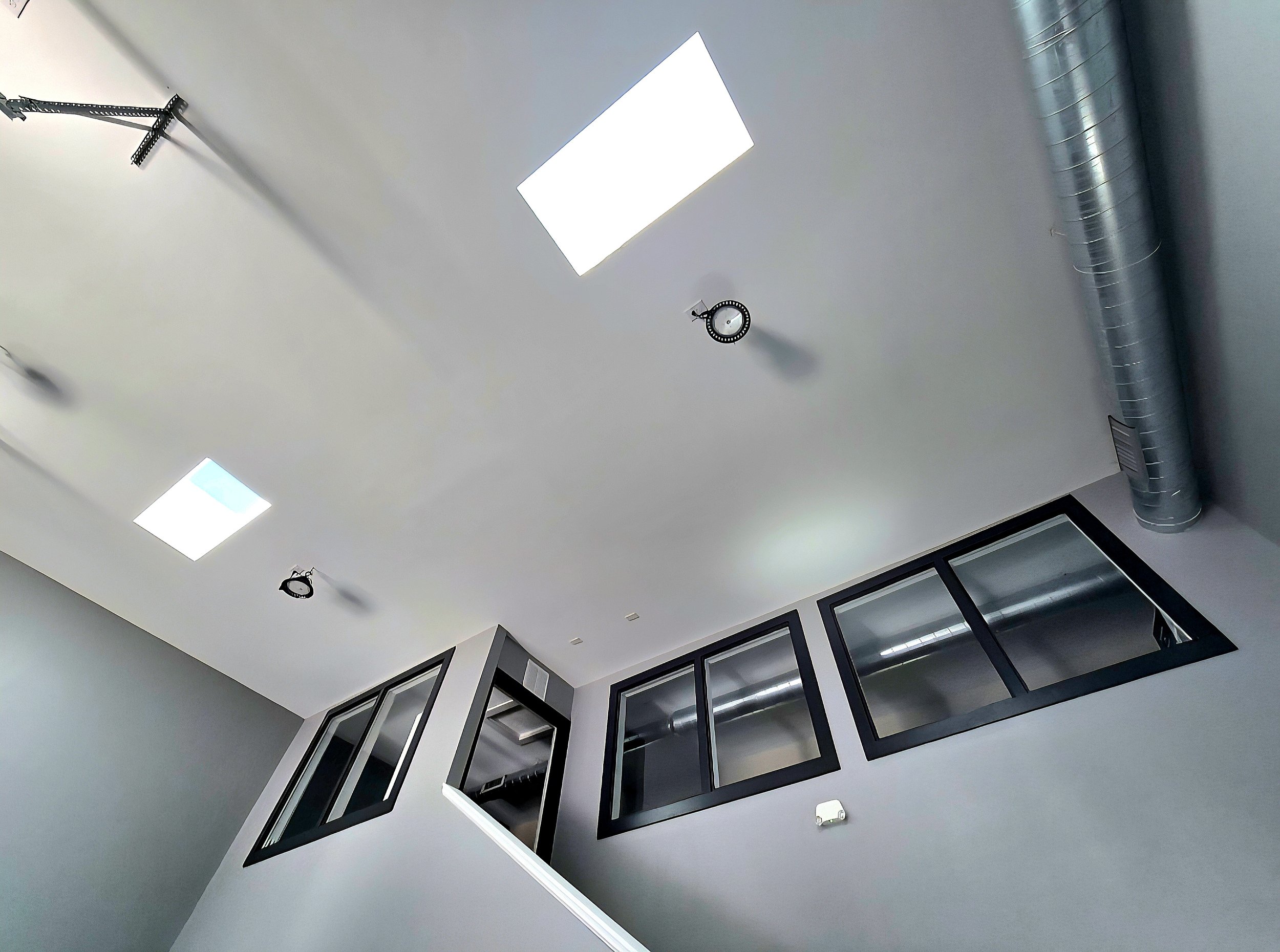 16' high ceiling to accommodate for a variety of overhead lighting options and expansive set design options!